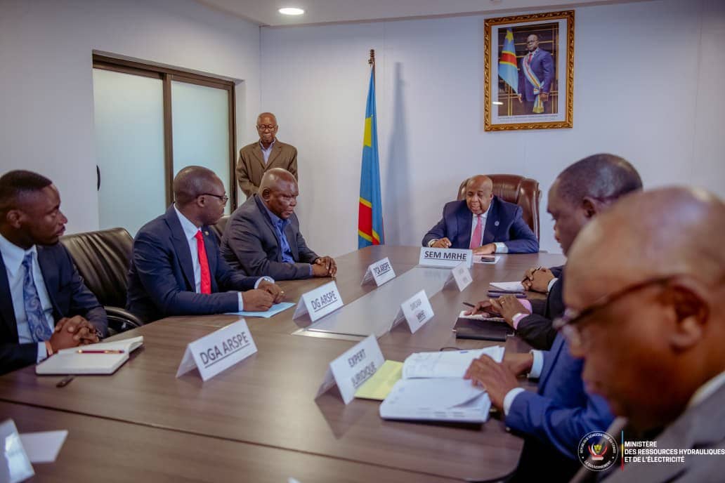 RDC : Aimé Sakombi Molendo installe les animateurs de l’ARSPE, un pas de plus vers une meilleure régulation du secteur de l’eau